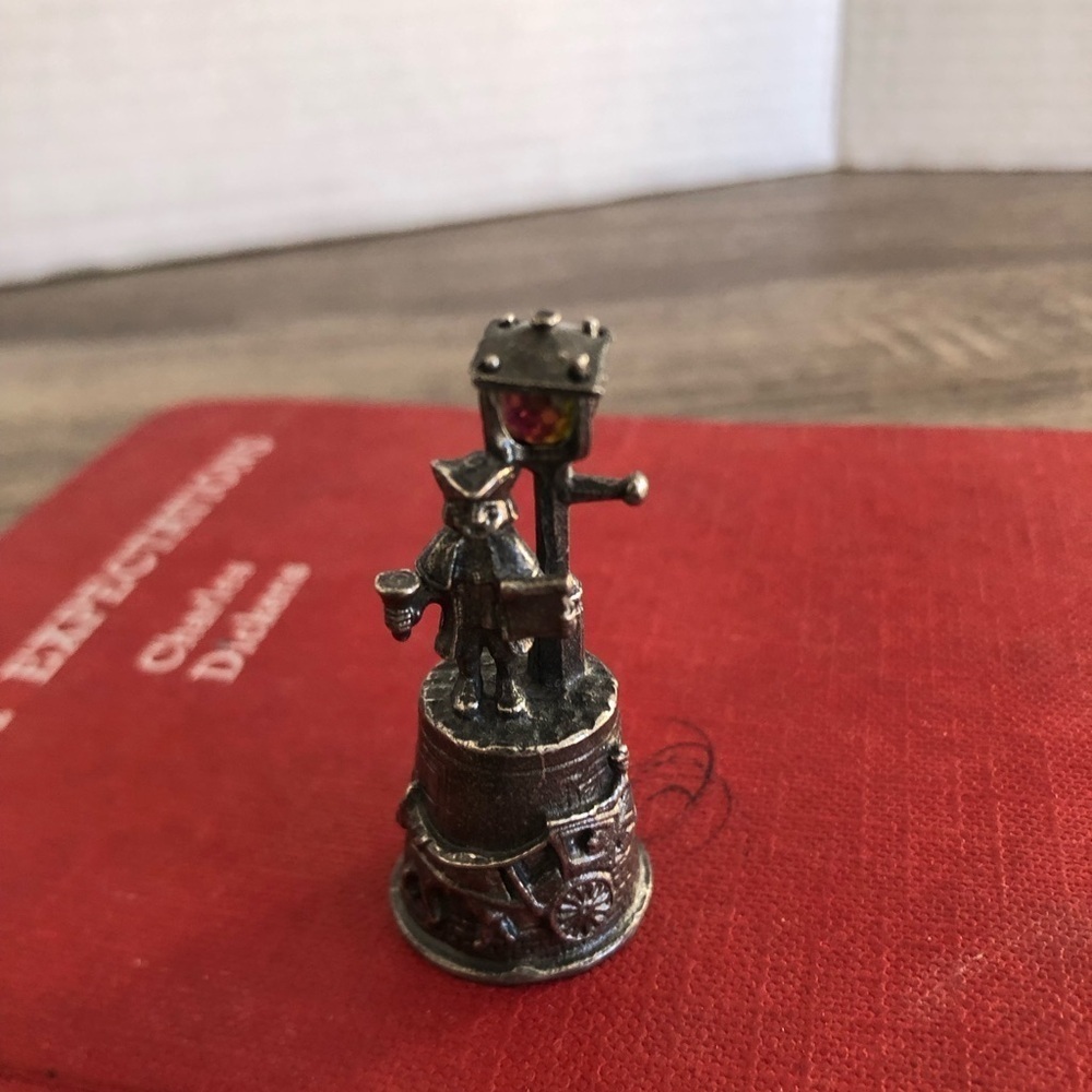 Vtg Town Crier Collectible Thimble